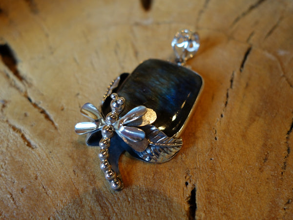 No Mas! 925 Silver Pendant with  Dragonfly square Labradorite stone 